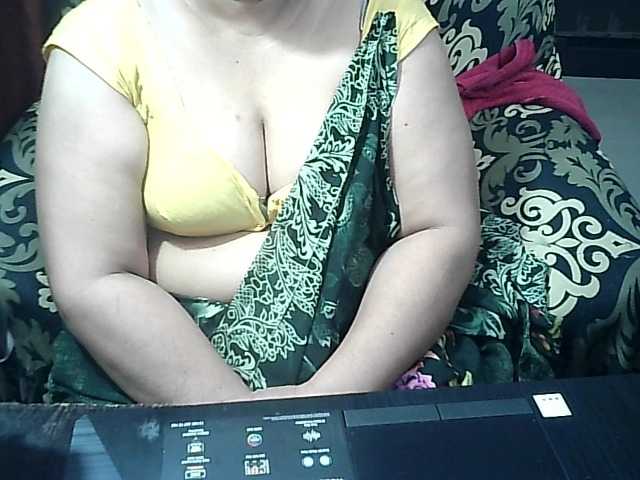 Indianbhabhimilf40's BongaCams show and profile