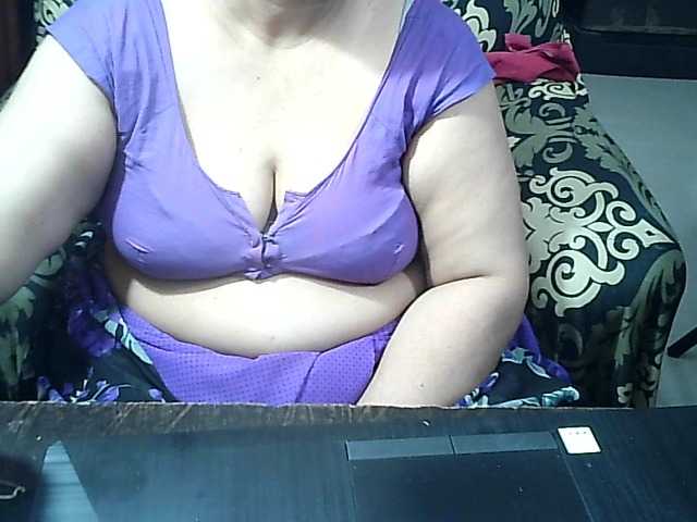 Indianbhabhimilf40's BongaCams show and profile