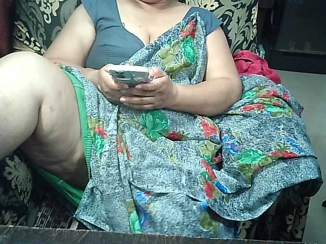 Indianbhabhimilf40's BongaCams show and profile