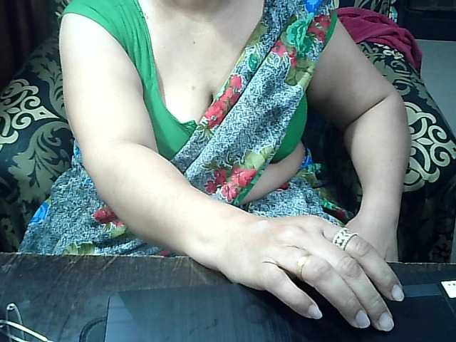 Indianbhabhimilf40's BongaCams show and profile