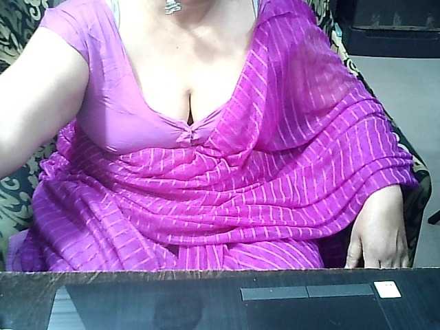 Indianbhabhimilf40's BongaCams show and profile