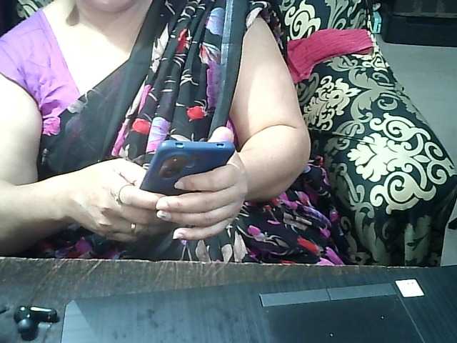 Indianbhabhimilf40's BongaCams show and profile