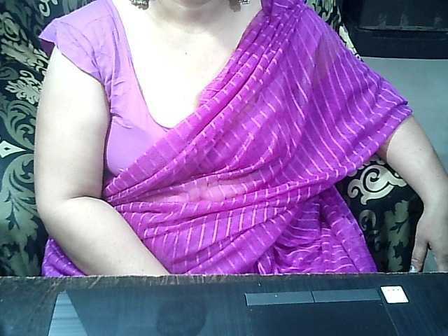 Indianbhabhimilf40's BongaCams show and profile