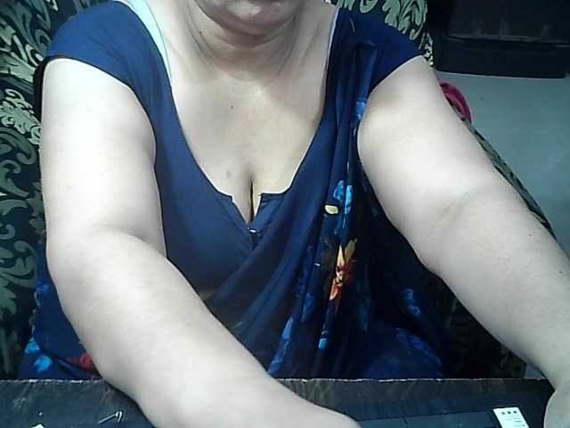 Indianbhabhimilf40's BongaCams show and profile