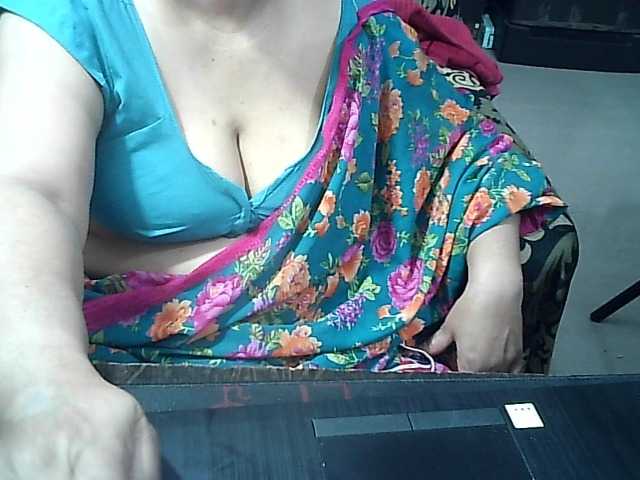 Indianbhabhimilf40's BongaCams show and profile