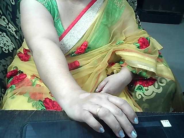 Indianbhabhimilf40's BongaCams show and profile