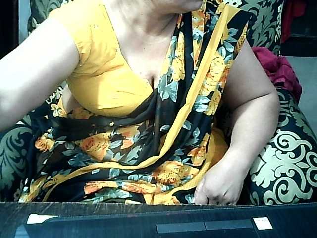 Indianbhabhimilf40's BongaCams show and profile