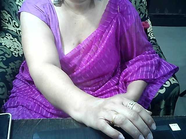 Indianbhabhimilf40's BongaCams show and profile