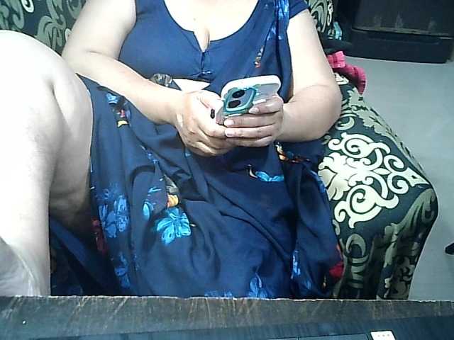 Indianbhabhimilf40's BongaCams show and profile