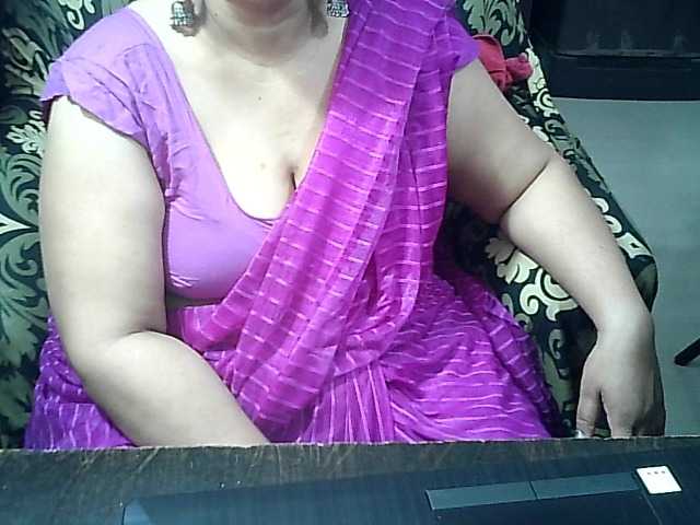 Indianbhabhimilf40's BongaCams show and profile