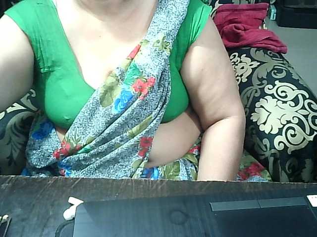 Indianbhabhimilf40's BongaCams show and profile