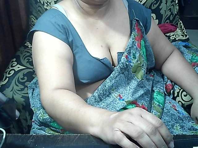 Indianbhabhimilf40's BongaCams show and profile