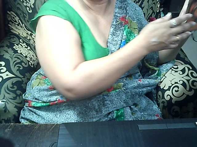 le modèle Indianbhabhimilf40 est en webcam porno dans un show sur le site bongacams, il possède les tags suivants: Indian,Brunette,Hairy