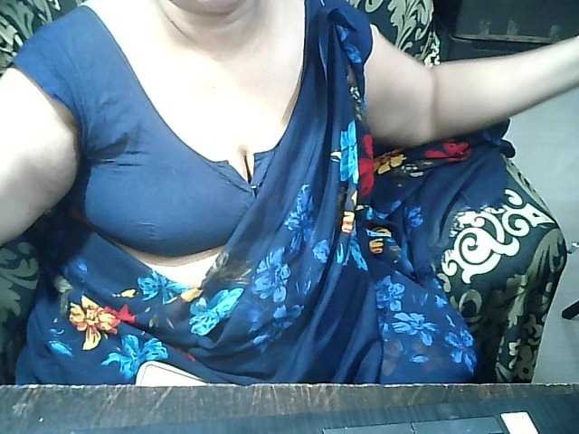 Indianbhabhimilf40's BongaCams show and profile