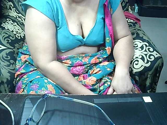 Indianbhabhimilf40's BongaCams show and profile