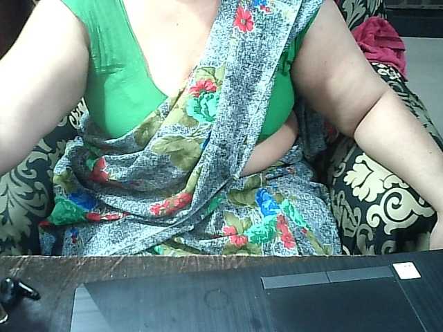 Indianbhabhimilf40's BongaCams show and profile