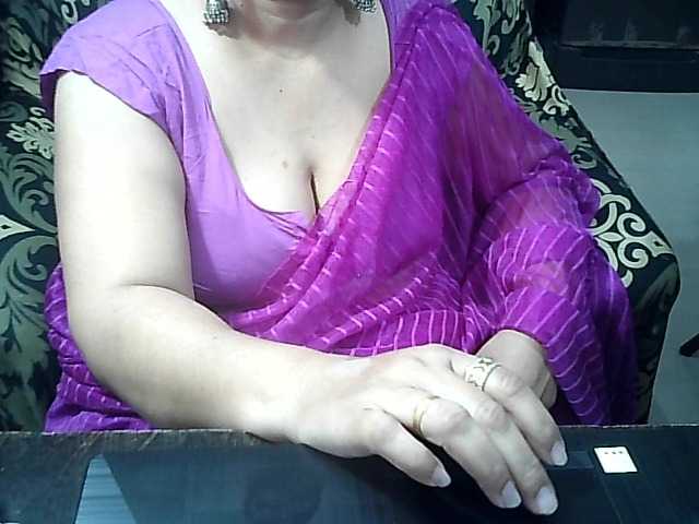 Indianbhabhimilf40's BongaCams show and profile