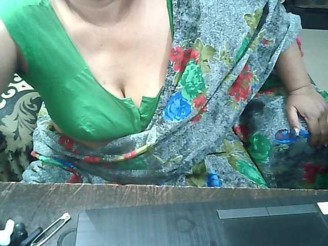 Indianbhabhimilf40's BongaCams show and profile