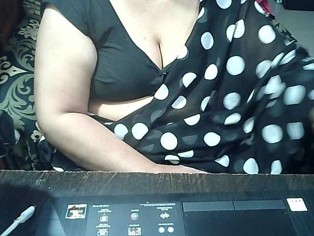 Indianbhabhimilf40's BongaCams show and profile