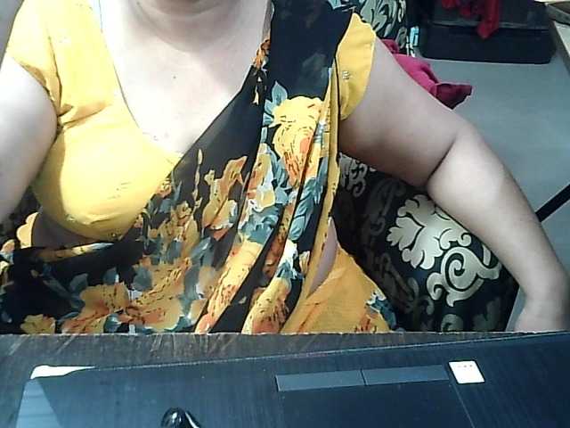 Indianbhabhimilf40's BongaCams show and profile