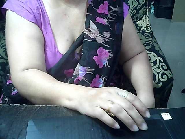 Indianbhabhimilf40's BongaCams show and profile