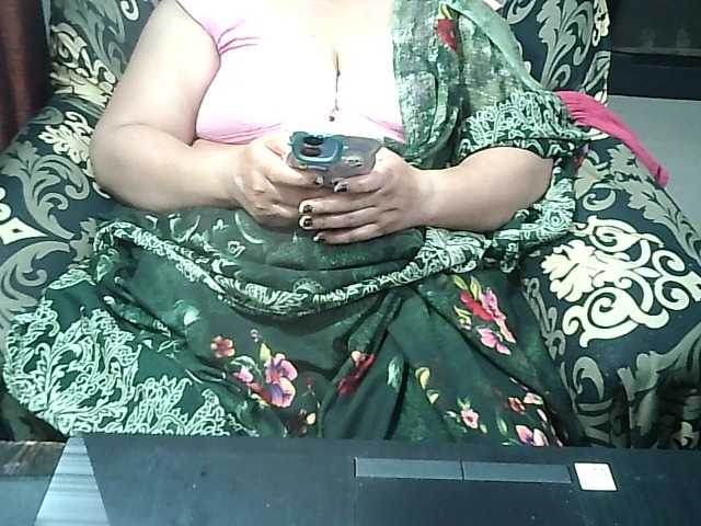 Indianbhabhimilf40's BongaCams show and profile