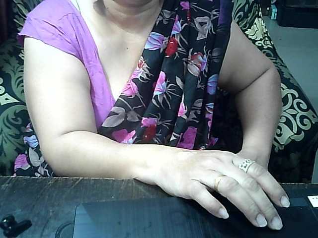 Indianbhabhimilf40's BongaCams show and profile