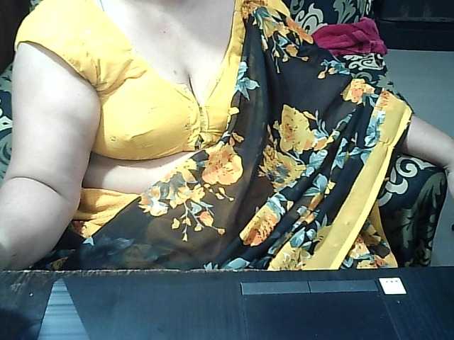 Indianbhabhimilf40's BongaCams show and profile