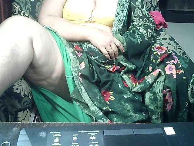 Indianbhabhimilf40's BongaCams show and profile