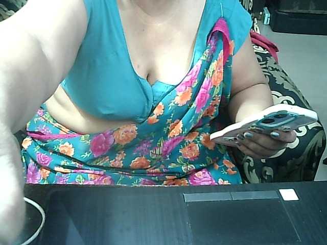 Indianbhabhimilf40's BongaCams show and profile