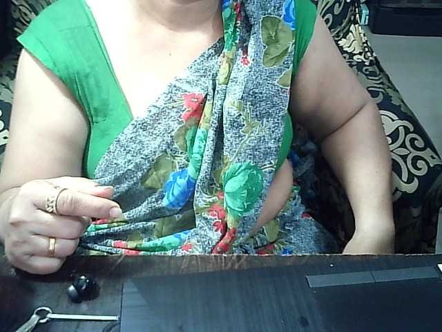 Indianbhabhimilf40's BongaCams show and profile