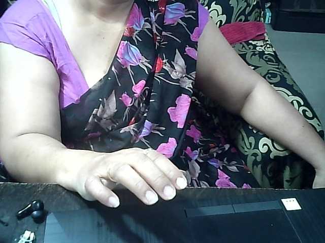Indianbhabhimilf40's BongaCams show and profile