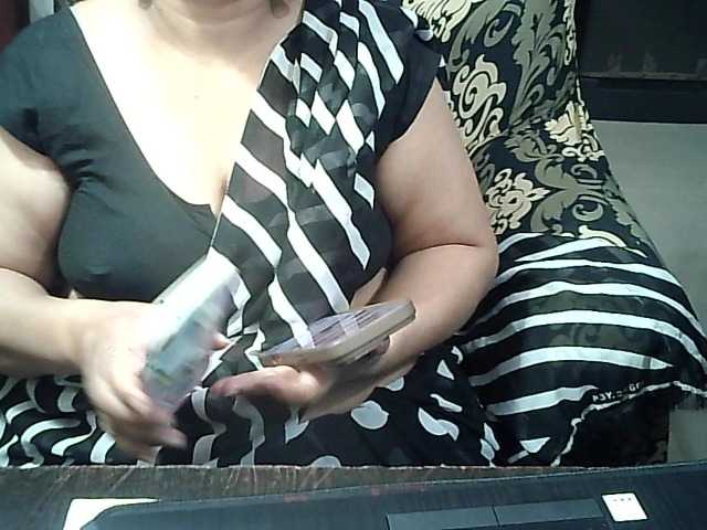 Indianbhabhimilf40's BongaCams show and profile