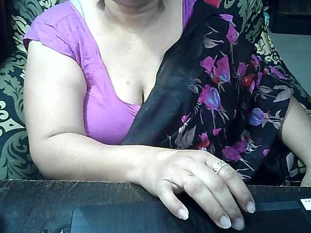 Indianbhabhimilf40's BongaCams show and profile