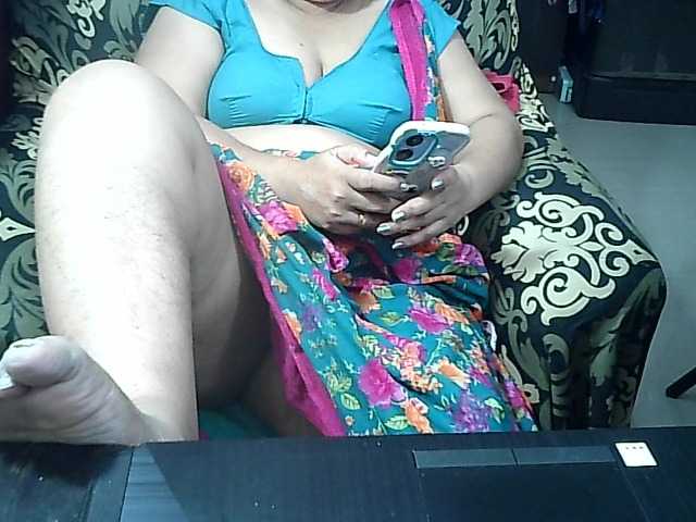 Indianbhabhimilf40's BongaCams show and profile