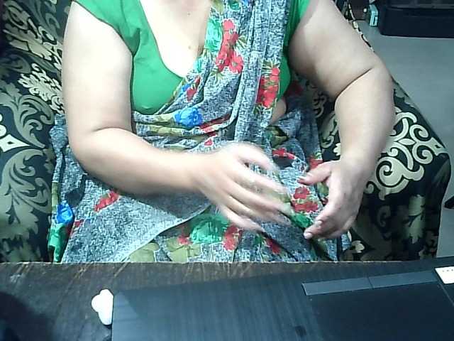 Indianbhabhimilf40's BongaCams show and profile