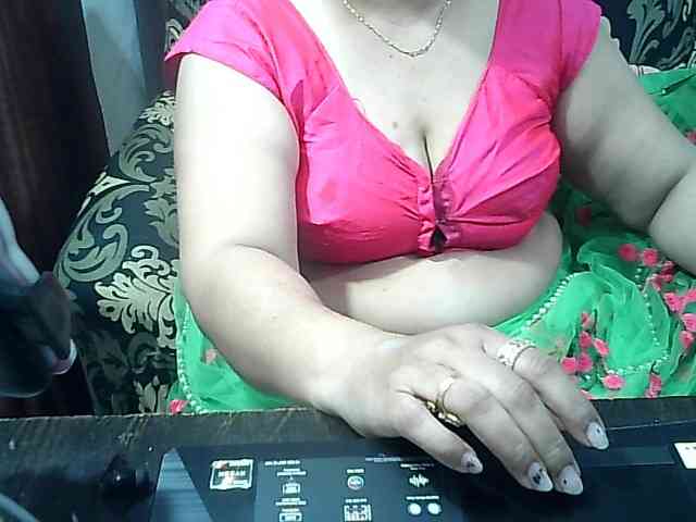 Indianbhabhimilf40's webcam live show