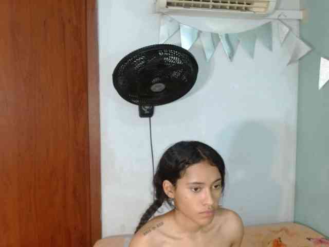 nicolle-sanders Live Webcam on BongaCams