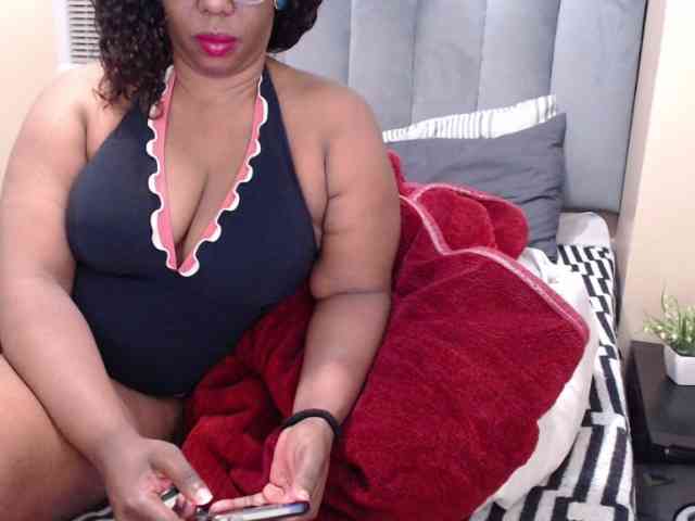 JUICYBOOBS36DD webcam
