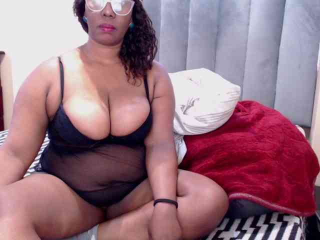 JUICYBOOBS36DD webcam