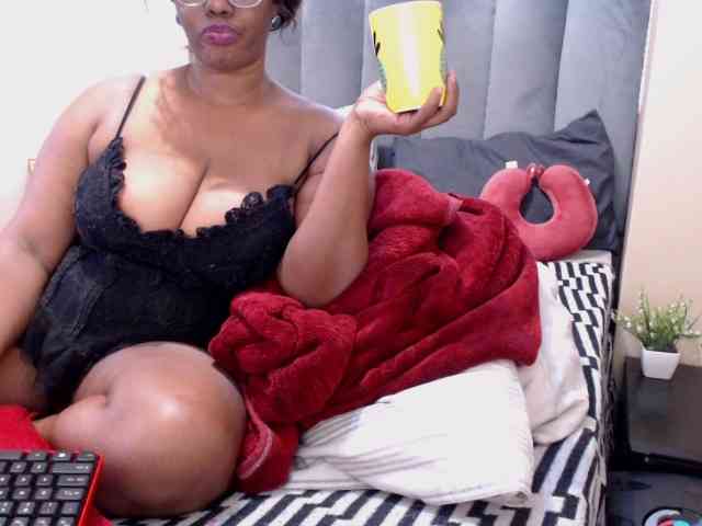 JUICYBOOBS36DD webcam