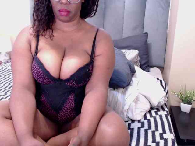 JUICYBOOBS36DD webcam