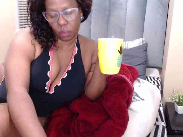 JUICYBOOBS36DD webcam