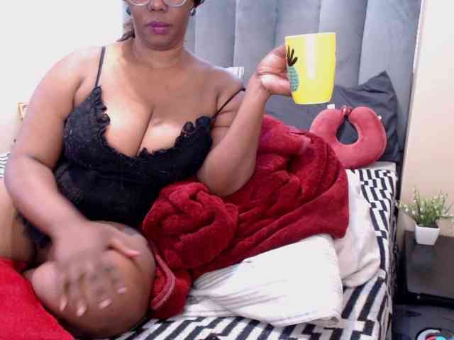 JUICYBOOBS36DD webcam
