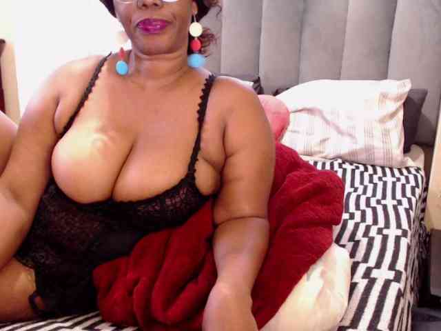 JUICYBOOBS36DD webcam