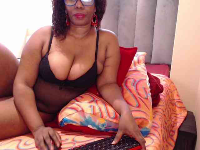 JUICYBOOBS36DD webcam