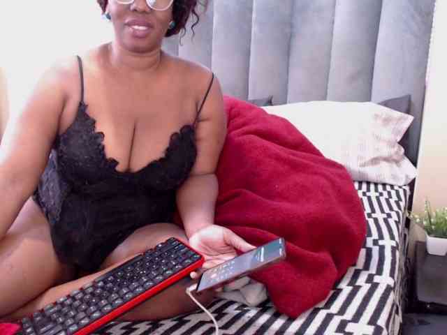 JUICYBOOBS36DD webcam