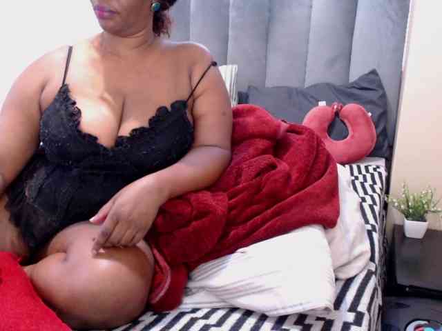 JUICYBOOBS36DD webcam