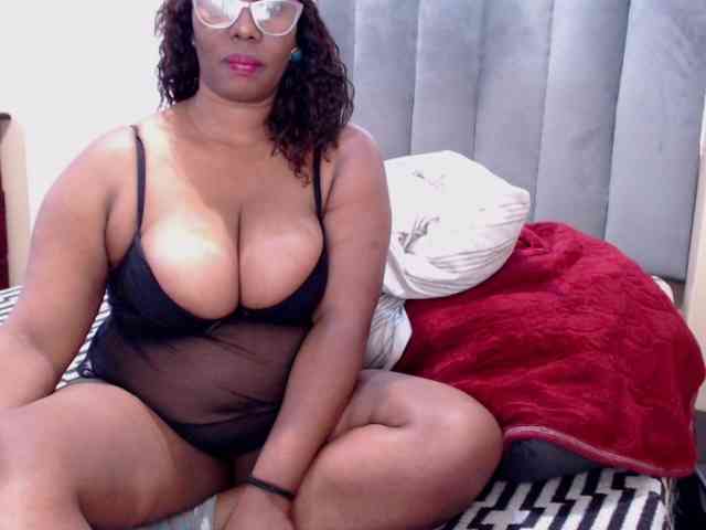 JUICYBOOBS36DD webcam