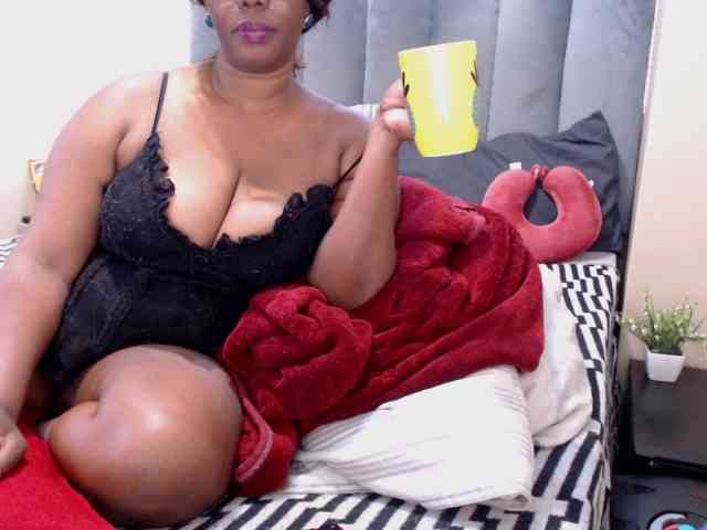 JUICYBOOBS36DD webcam